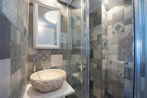 Studio, 1 lit double | Salle de bain | Douche, douche cascade, articles de toilette (gratuits)