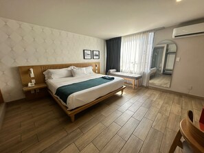 Escritorio, wifi gratis y ropa de cama 