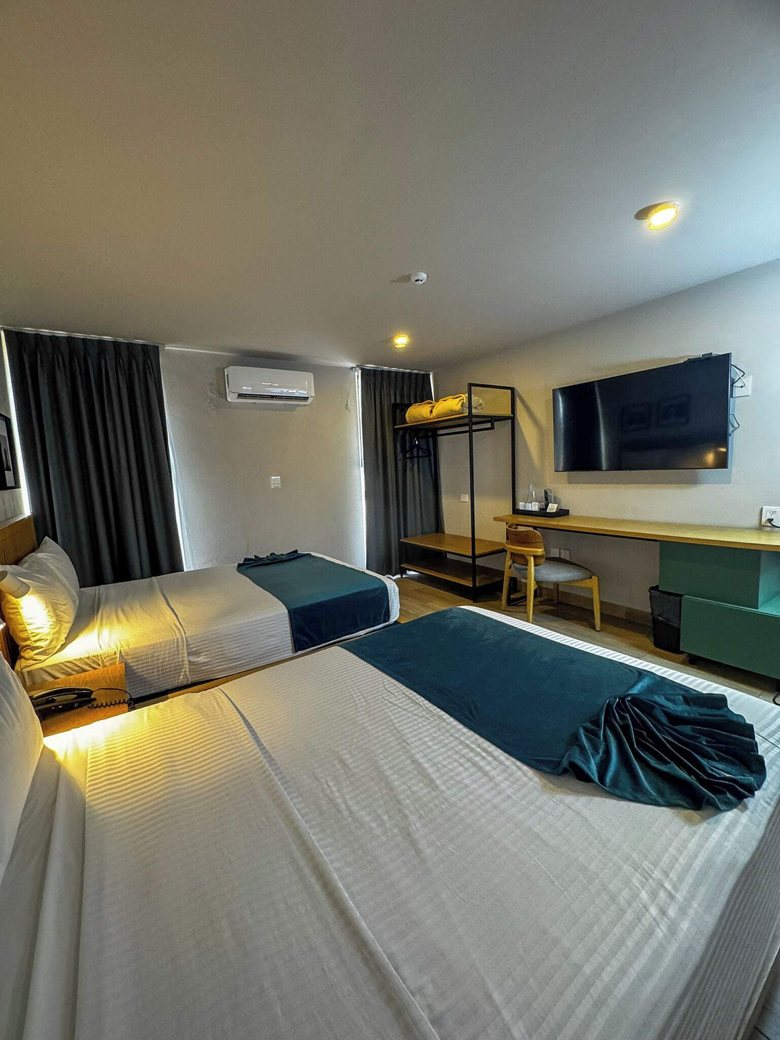 Habitación ejecutiva, 2 camas matrimoniales | Escritorio, wifi gratis y ropa de cama 