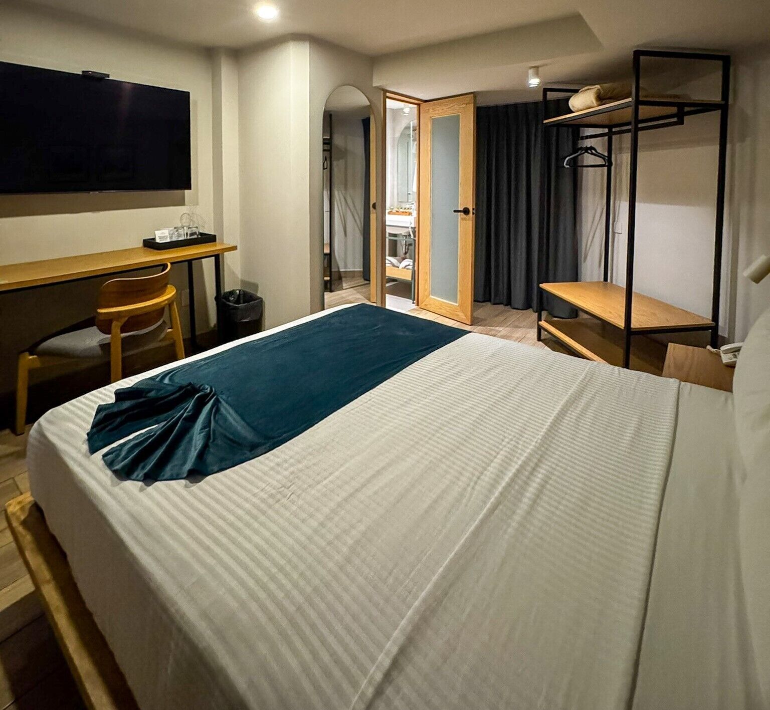 Habitación doble Deluxe | Escritorio, wifi gratis y ropa de cama 