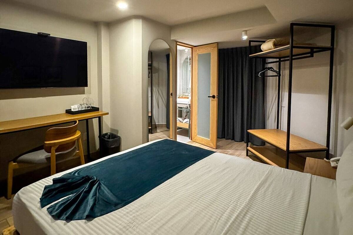Habitación doble Deluxe | Escritorio, wifi gratis y ropa de cama