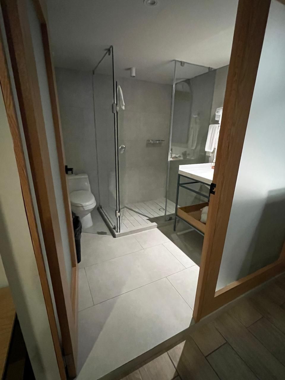 Un baño moderno con ducha de vidrio, inodoro y zona de lavamanos.