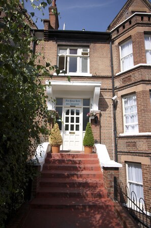 Vista frontal de la propiedad