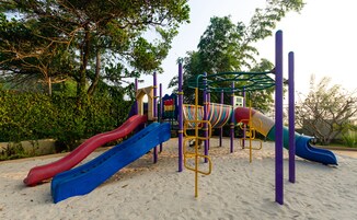 Un parque infantil con toboganes y estructuras para escalar.