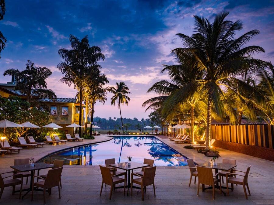 Piscine extérieure, chaises longues