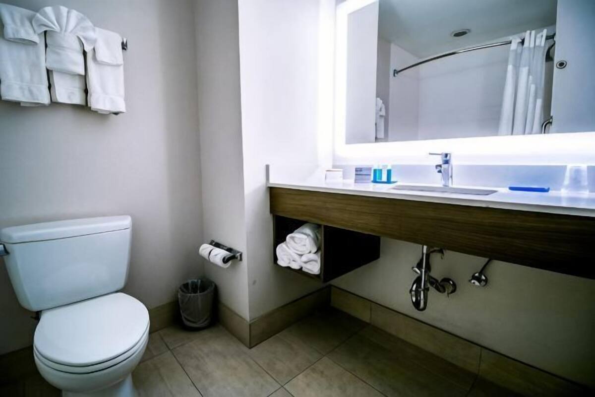 Bathroom | Hair dryer, towels