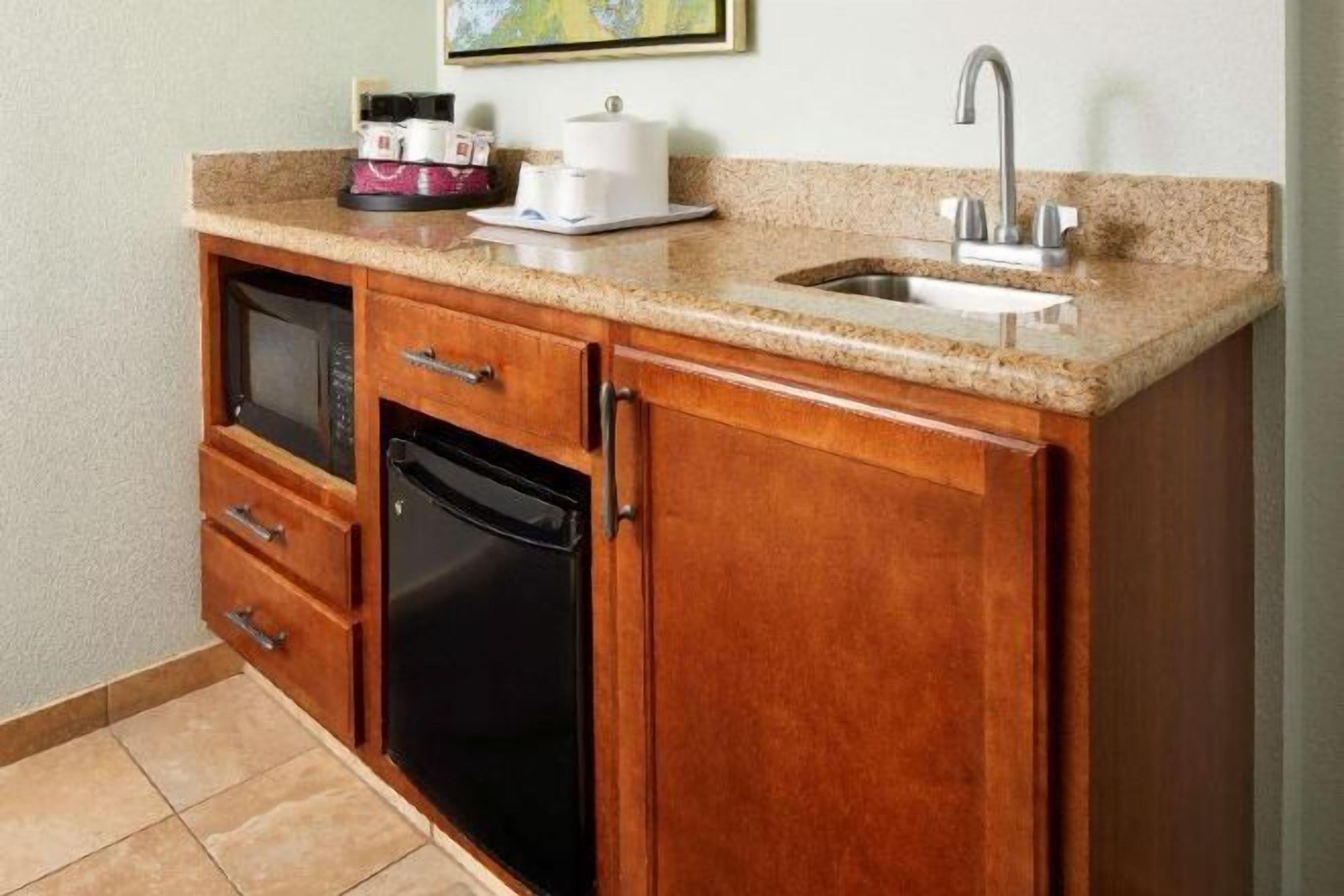 Fridge, coffee/tea maker