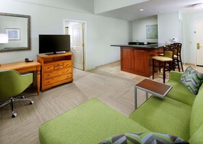 套房, 1 張特大雙人床 | 客廳 | 37 吋平面電視連有線電視頻道、電視、MP3 插座