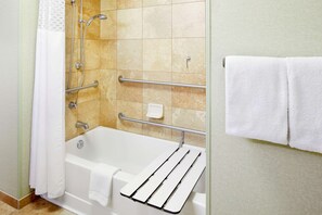 Gratis toiletartikelen, een haardroger, handdoeken