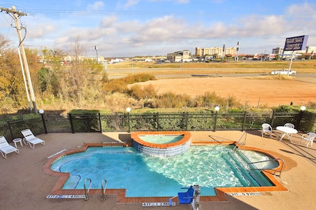Una piscina al aire libre de temporada