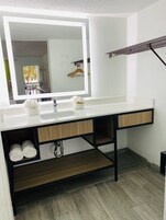 Bañera con ducha, toallas