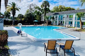 Outdoor pool, open 10:00 AM to 7:30 PM, pool umbrellas, sun loungers - Rodeway Inn Clearwater - Central (Clearwater)