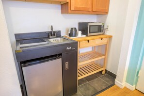 客房, 1 張特大雙人床 (Efficiency) | 私人小型廚房 | 電冰箱、微波爐