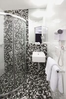 Ducha, artículos de tocador gratuitos, secador de pelo, toallas