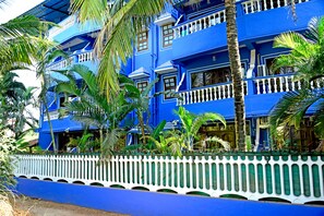 Vista frontal de la propiedad