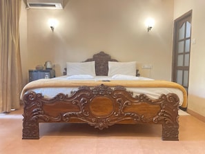 Minibar, in-room safe, free WiFi, bed sheets - Villa Theresa Beach Resort (Calangute)