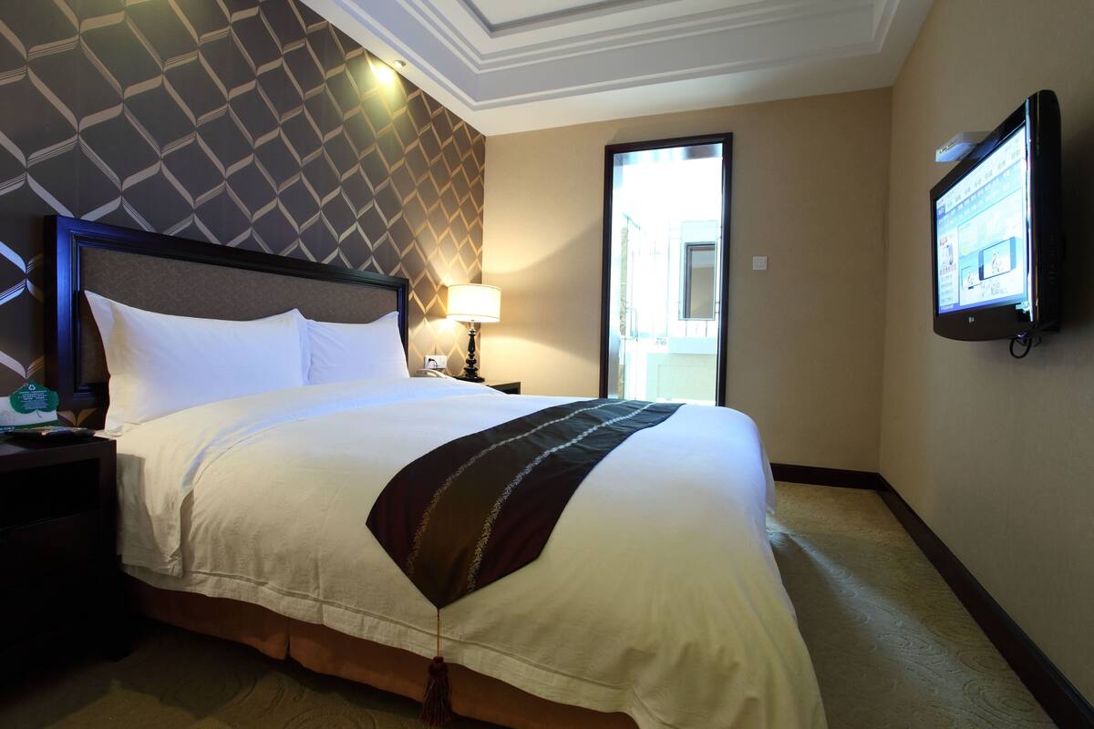 Family Room | Minibar, in-room safe, alarm clocks