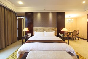 Minibar, safe på rommet og vekkerklokke