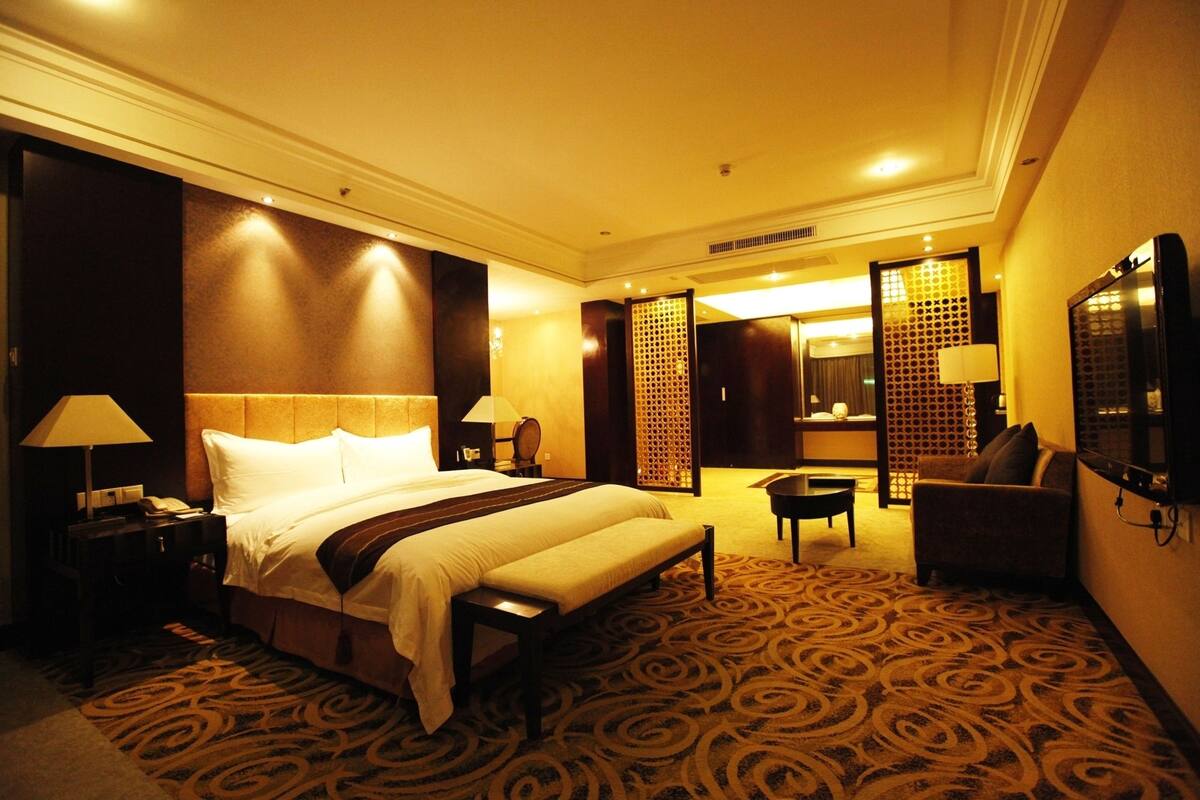 Superior Suite | Minibar, in-room safe, alarm clocks