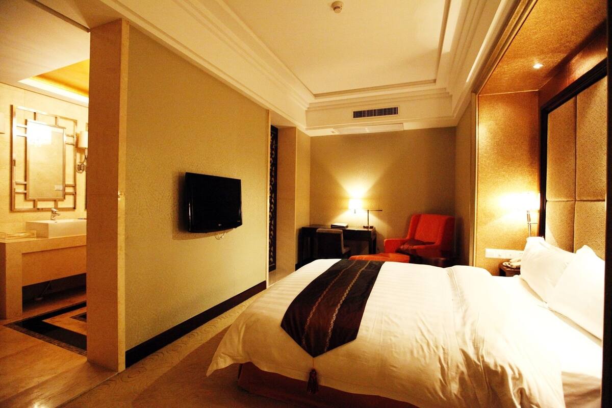 Deluxe Suite, 2 Bedrooms | Minibar, in-room safe, alarm clocks