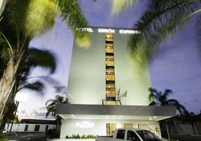 Fachada de la propiedad por la tarde o noche