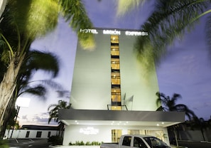 Vista frontal de la propiedad por la tarde o noche