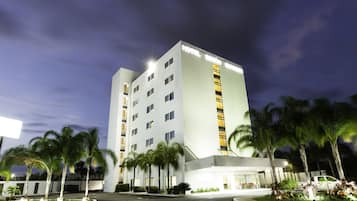 Vista frontal de la propiedad por la tarde o noche