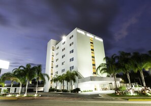Front of property – evening/night - Hotel Misión Express Mérida Alta Brisa (Mérida)