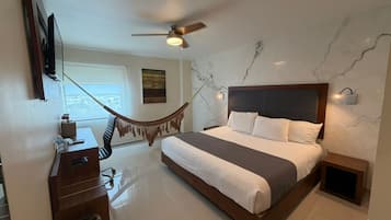 Habitación de lujo, 1 cama de matrimonio grande | Edredones de plumas, colchones con acolchado adicional, caja fuerte