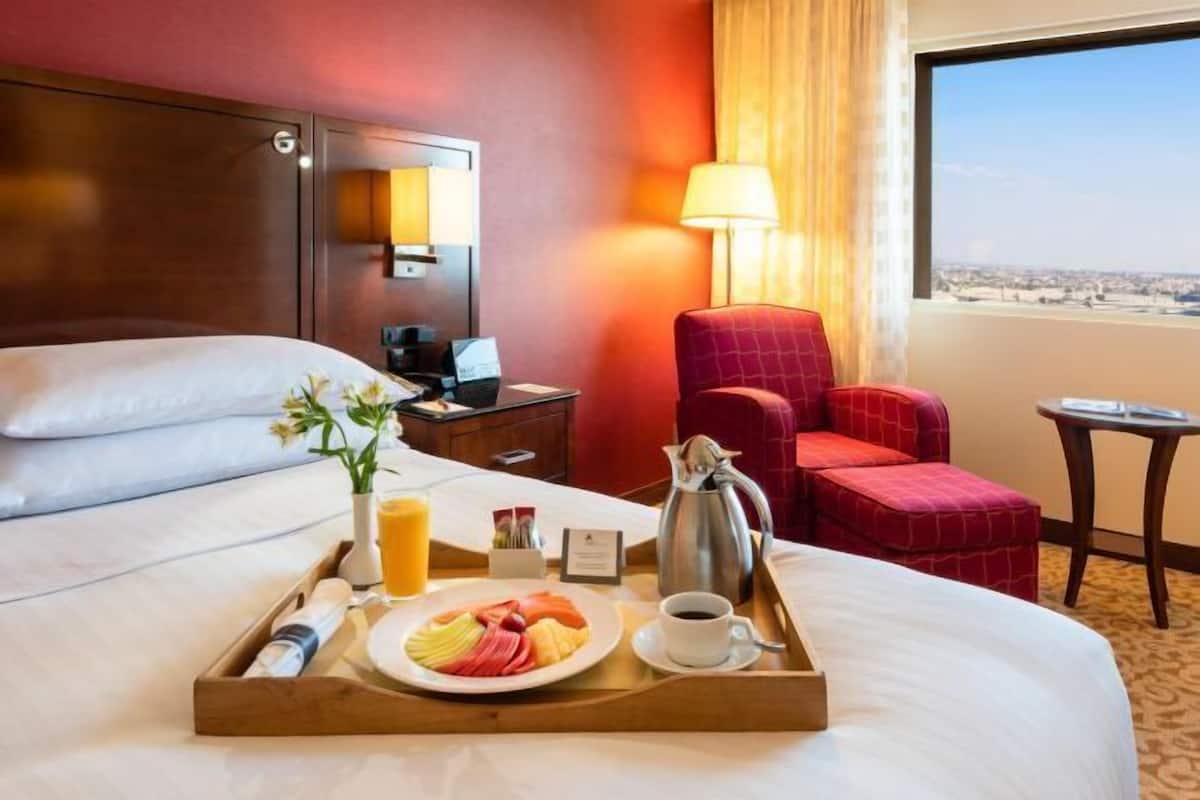 Minibar, coffres-forts dans les chambres, bureau