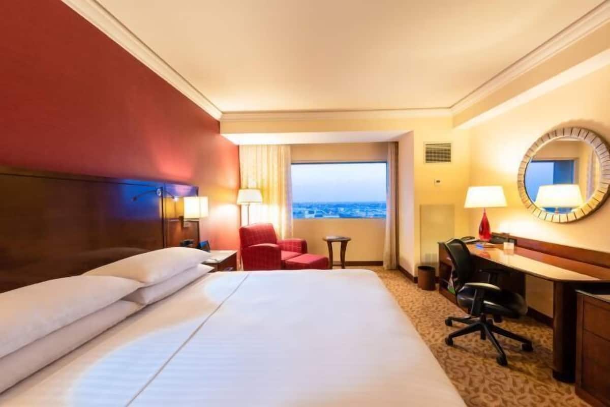 Minibar, coffres-forts dans les chambres, bureau