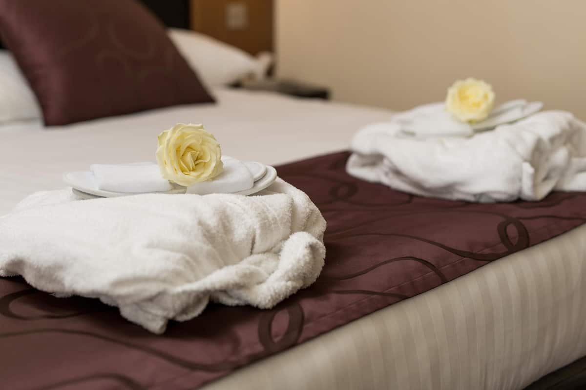 Superior Room, 1 King Bed | In-room safe, desk, soundproofing, iron/ironing board