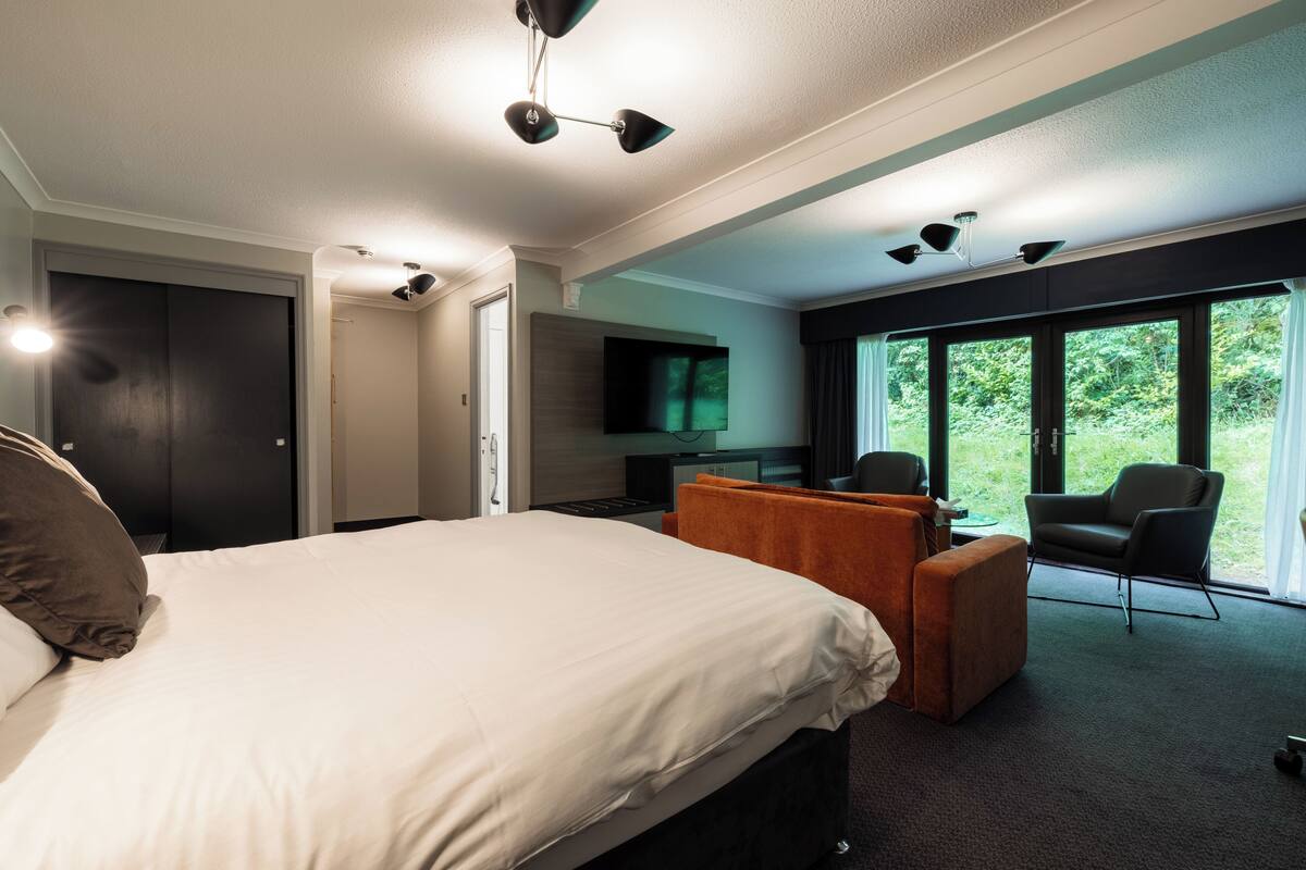 Superior Room, 1 King Bed | In-room safe, desk, soundproofing, iron/ironing board