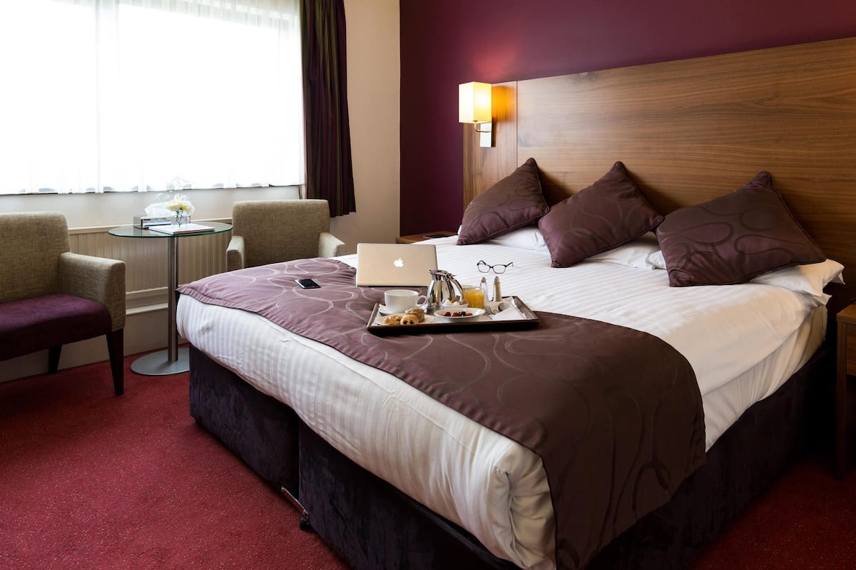 Standard Room, 1 King Bed | In-room safe, desk, soundproofing, iron/ironing board