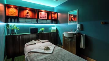Un baño moderno con tocador de madera, un lavamanos, un espejo y un estante con adornos.