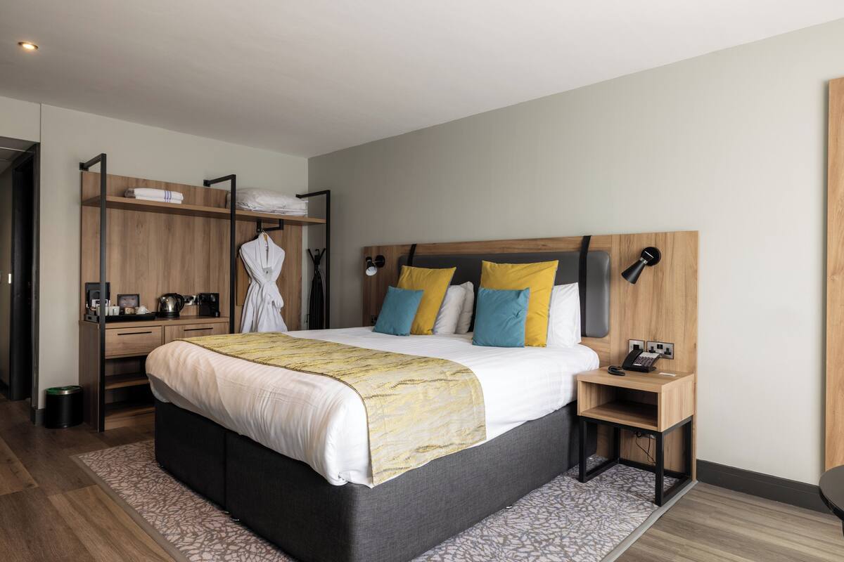 Privilege, Junior Room, 1 King Bed | In-room safe, desk, soundproofing, iron/ironing board