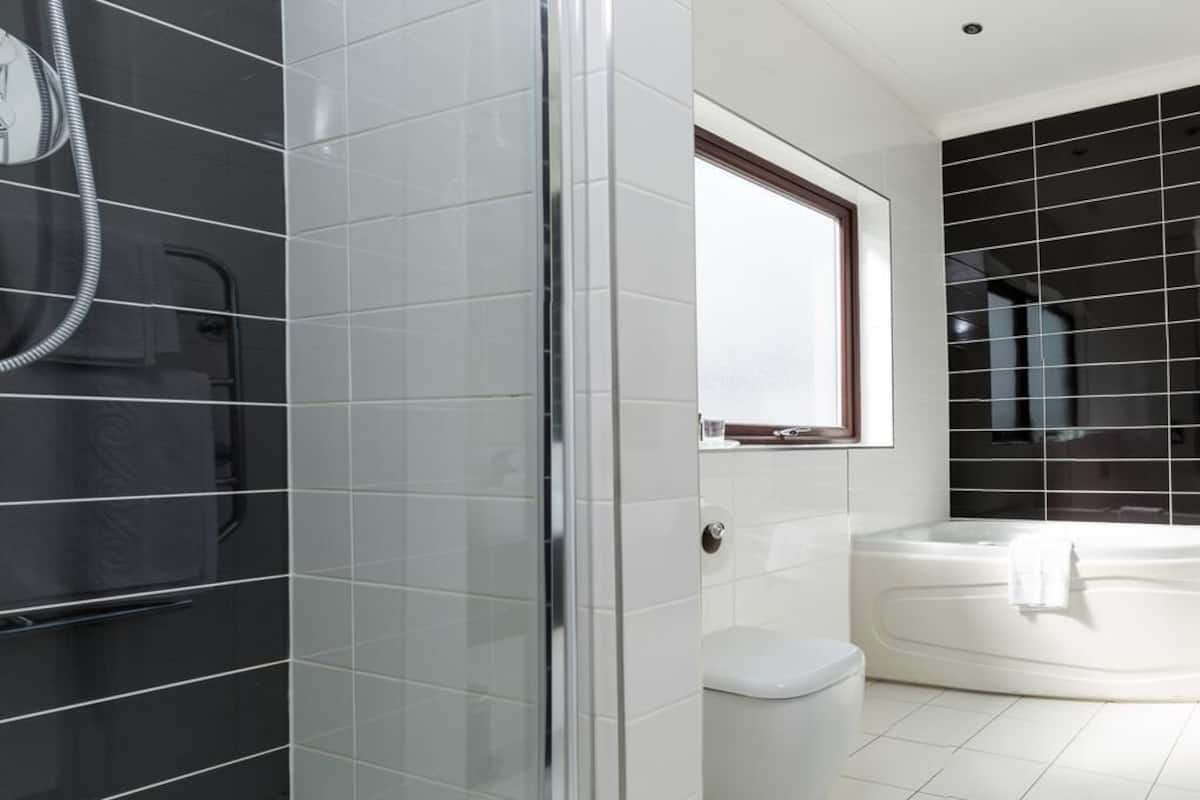 Habitación superior, 1 cama King size | Caja de seguridad en la habitación, escritorio y insonorización