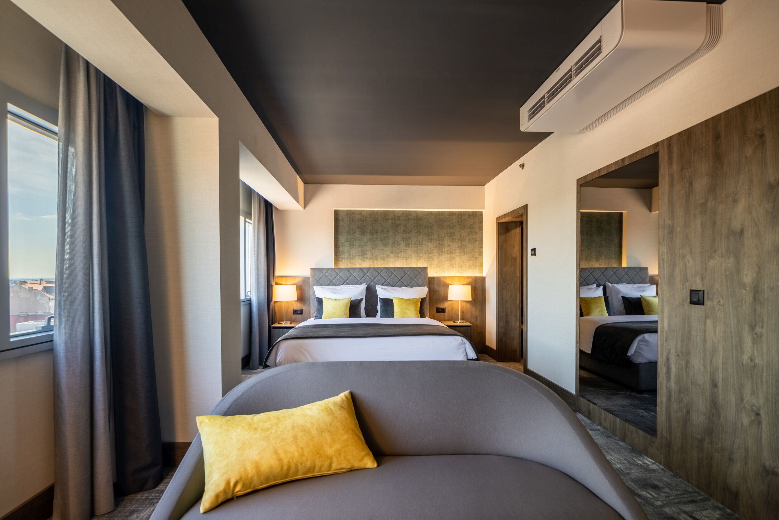 Ropa de cama hipoalergénica, colchones con pillow-top y minibar 