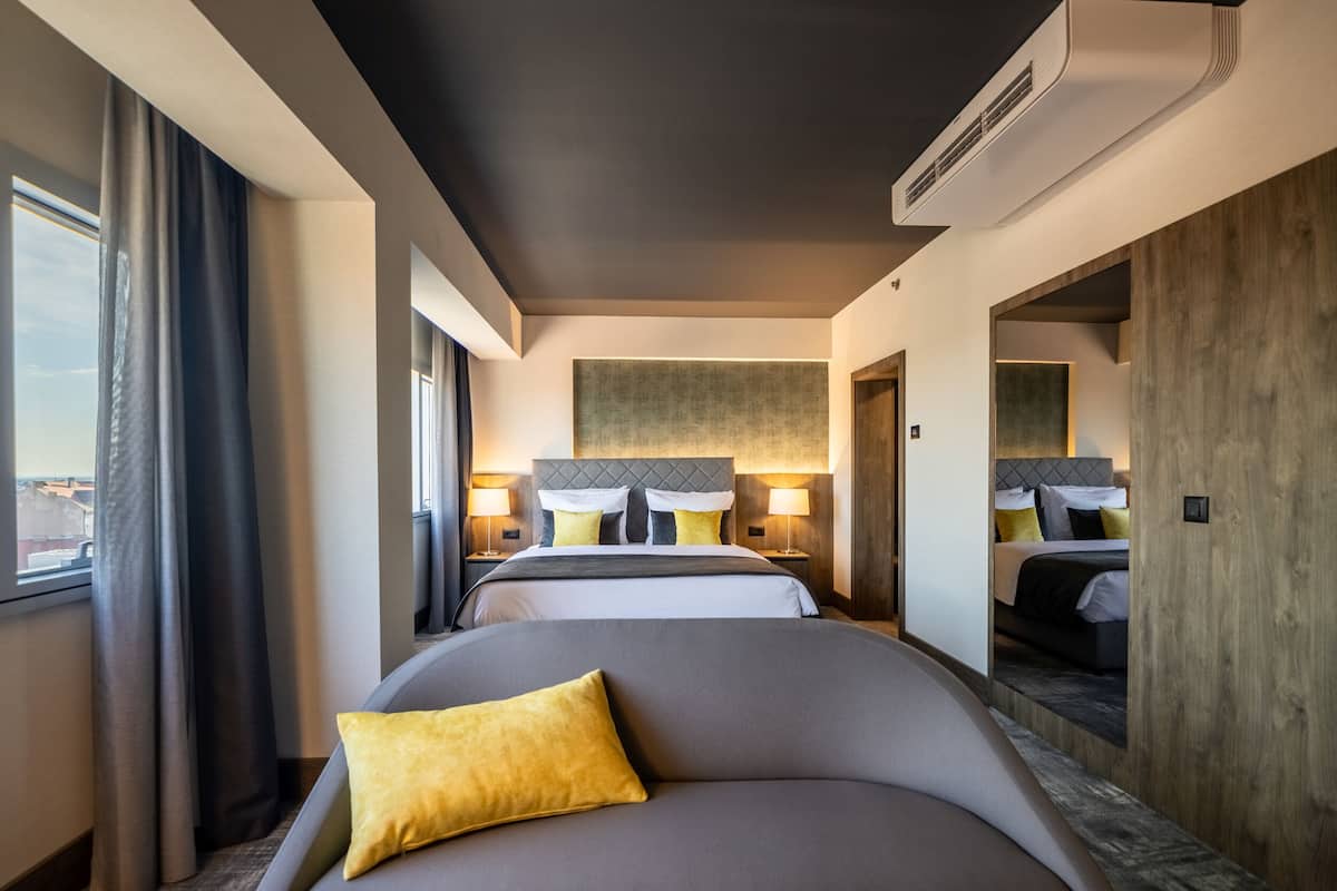 Ropa de cama hipoalergénica, colchones con pillow-top y minibar