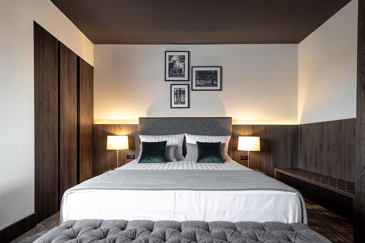 Ropa de cama hipoalergénica, colchones con pillow-top y minibar