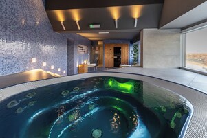 Un sauna, una bañera de hidromasaje, baño turco