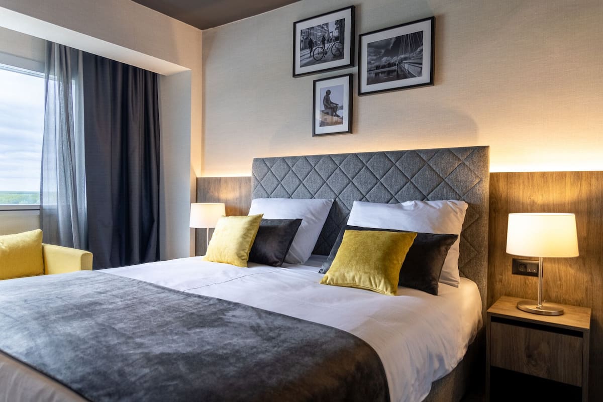 1 sovrum, allergitestade sÀngklÀder, bÀddmadrasser och minibar