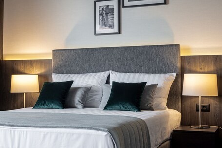 Business Double Room | 1 bedroom, hypo-allergenic bedding, pillowtop beds, minibar