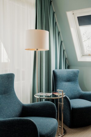 Quarto família, vista para o mar | Área de estar | TV de tela plana 32 polegadas com canais a cabo, TV