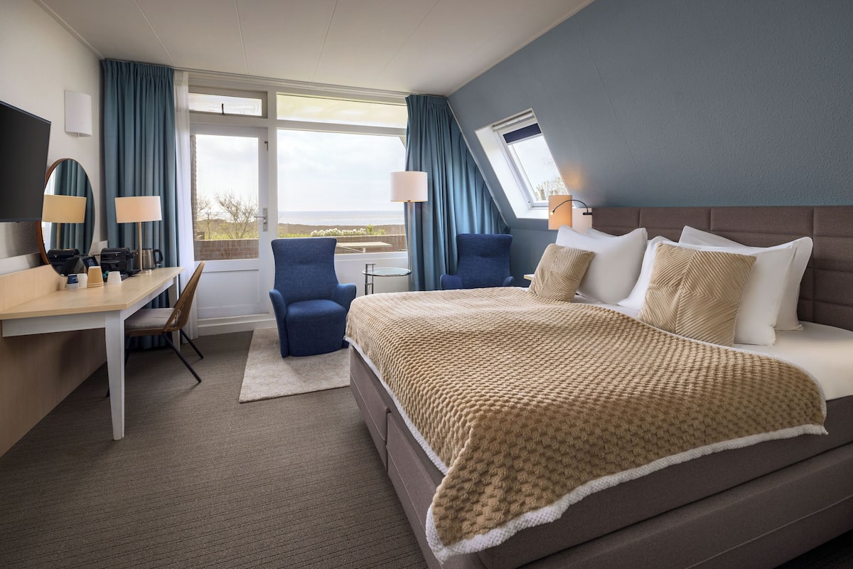 Family Room, Sea View | Desk, free WiFi, bed sheets
