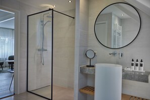 Quarto casal superior | Banheiro | Banheira e chuveiro separados, produtos de toalete biodegradáveis