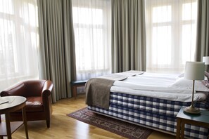 Habitación superior con 1 cama doble o 2 individuales | Caja fuerte, escritorio, cortinas opacas y wifi gratis