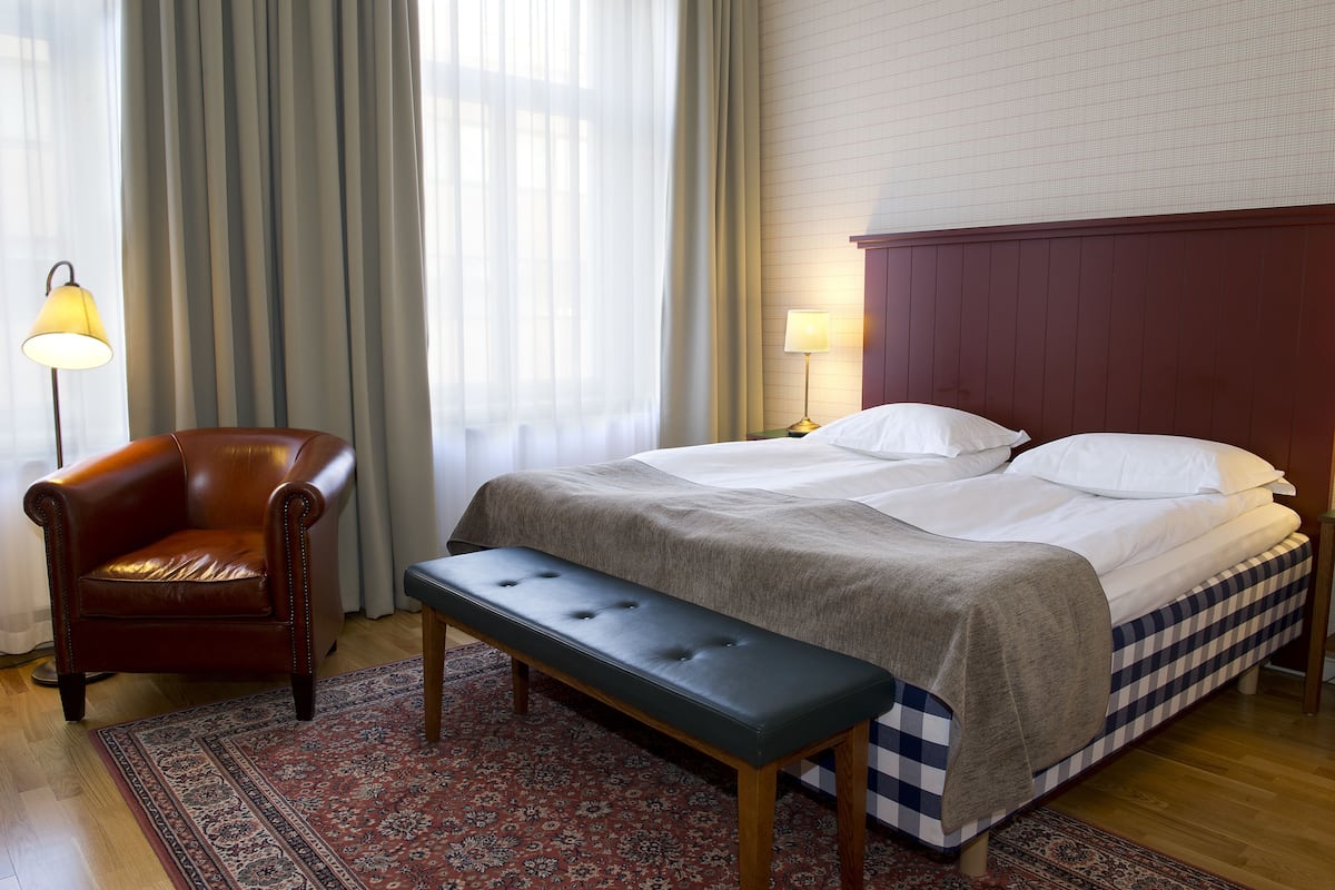 Superior kamer, 1 twee- of 2 eenpersoonsbedden | Een kluis op de kamer, een bureau, verduisterende gordijnen, gratis wifi