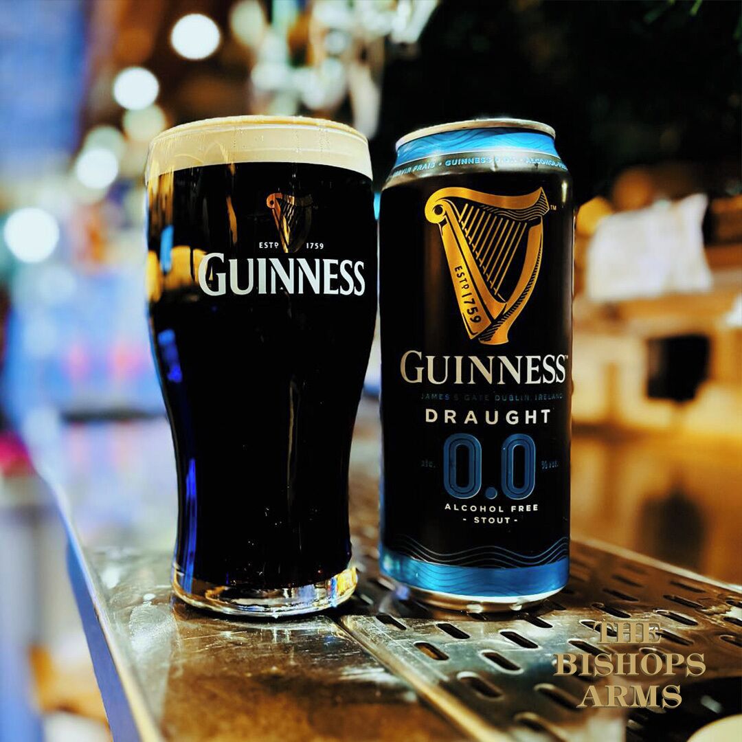 Et glas Guinness og en dåse Guinness Uden Alkohol stout.