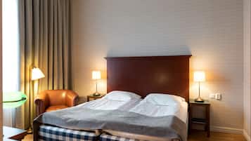 Quarto casal ou duplo standard | Cofres nos quartos, escrivaninha, cortinas blackout, Wi-Fi de cortesia